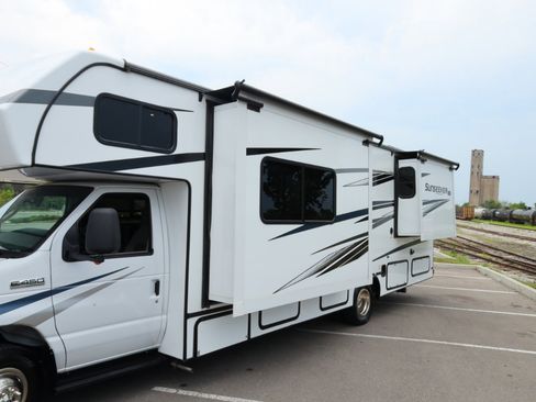 Used 2022 Ford E-450 and Econoline 450 Super Duty w/ Motorhome Prep Package image 3