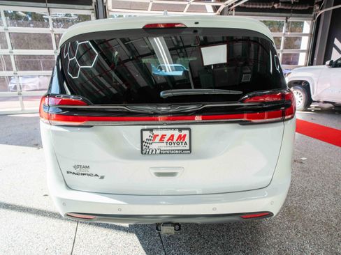 Used 2021 Chrysler Pacifica Touring-L w/ Uconnect Theater Family Group image 3