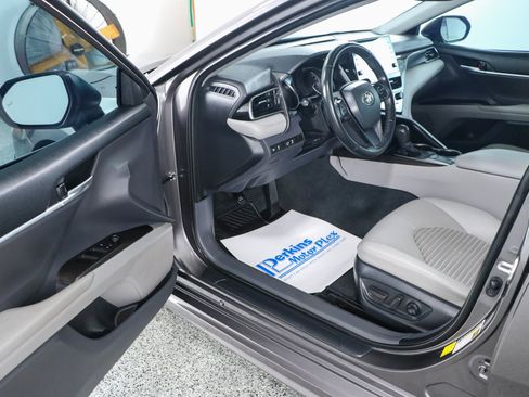 Used 2023 Toyota Camry SE w/ Audio Upgrade Package FWD image 3