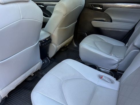 Used 2021 Toyota Highlander Platinum FWD image 4