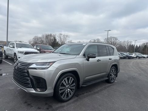 Used 2023 Lexus LX 600 4WD w/ Luxury Package image 3