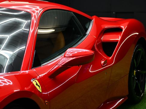 Used 2017 Ferrari 488 GTB image 8