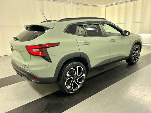 Used 2024 Chevrolet Trax RS w/ Driver Confidence Package image 2