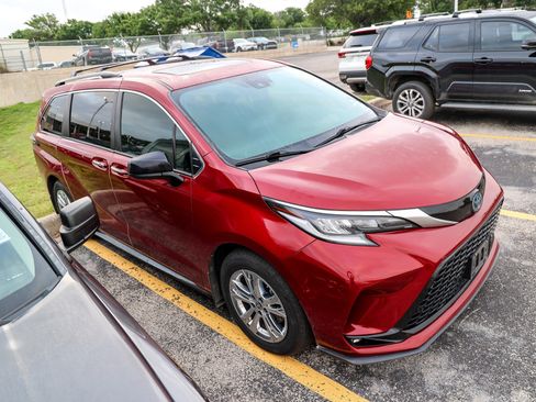 Used 2022 Toyota Sienna XSE w/ XSE Plus Package AWD/4WD image 7
