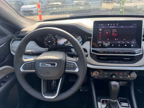 Used 2025 Jeep Compass Limited image 34