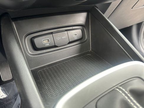 Used 2025 Hyundai Venue SEL FWD image 19