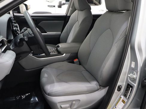 Used 2021 Toyota Highlander L image 10