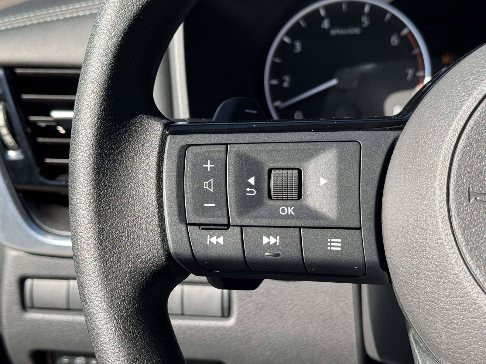 Used 2022 Nissan Rogue SV AWD/4WD image 25