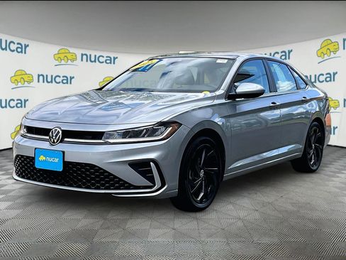 Used 2025 Volkswagen Jetta SE FWD image 3