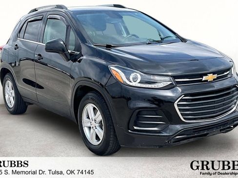 Used 2020 Chevrolet Trax LT w/ LT Convenience Package FWD image 1