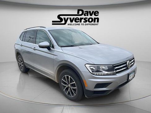 Used 2020 Volkswagen Tiguan SE w/ Panoramic Sunroof Package image 3
