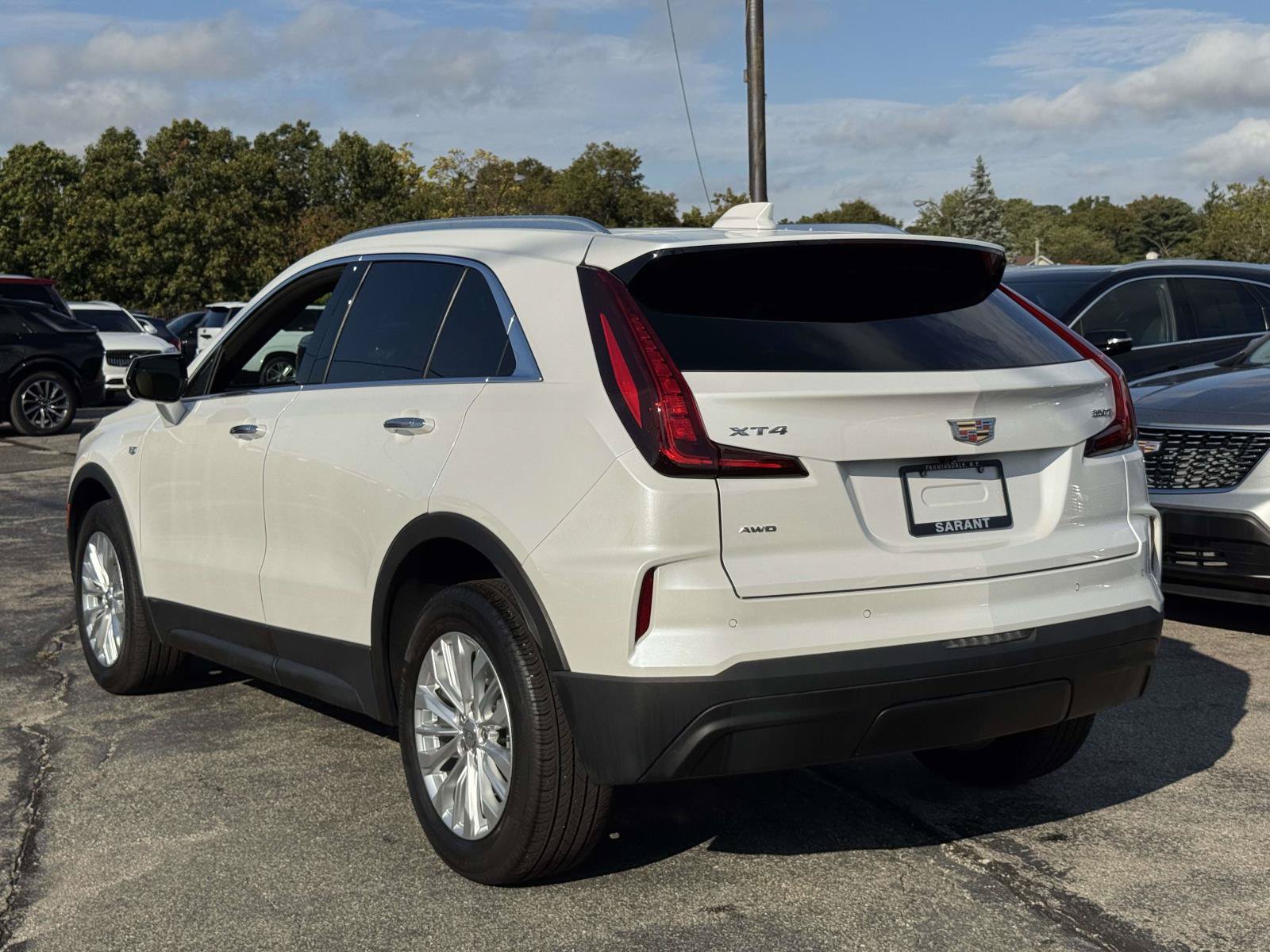 Used 2024 Cadillac XT4 Luxury w/ Cold Weather Package AWD/4WD image 7