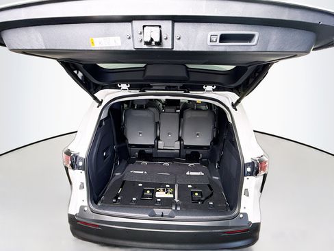 Used 2025 Toyota Sienna XLE w/ XLE Plus Package FWD image 25
