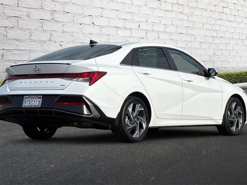 Used 2025 Hyundai Elantra Limited image 4