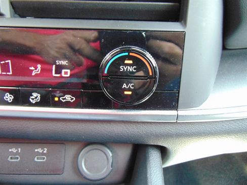 Used 2024 Nissan Rogue SV image 31