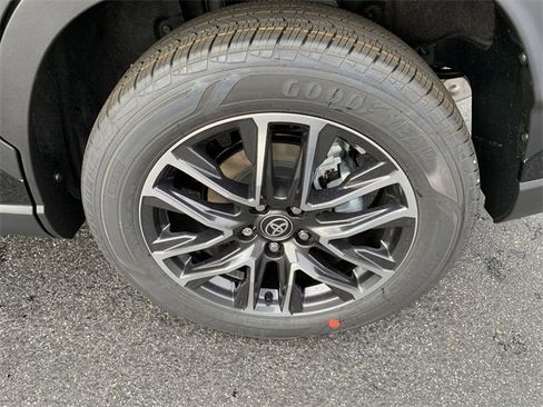 Used 2026 Toyota Corolla Cross XLE image 35