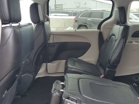 Certified 2024 Chrysler Pacifica Touring-L image 24
