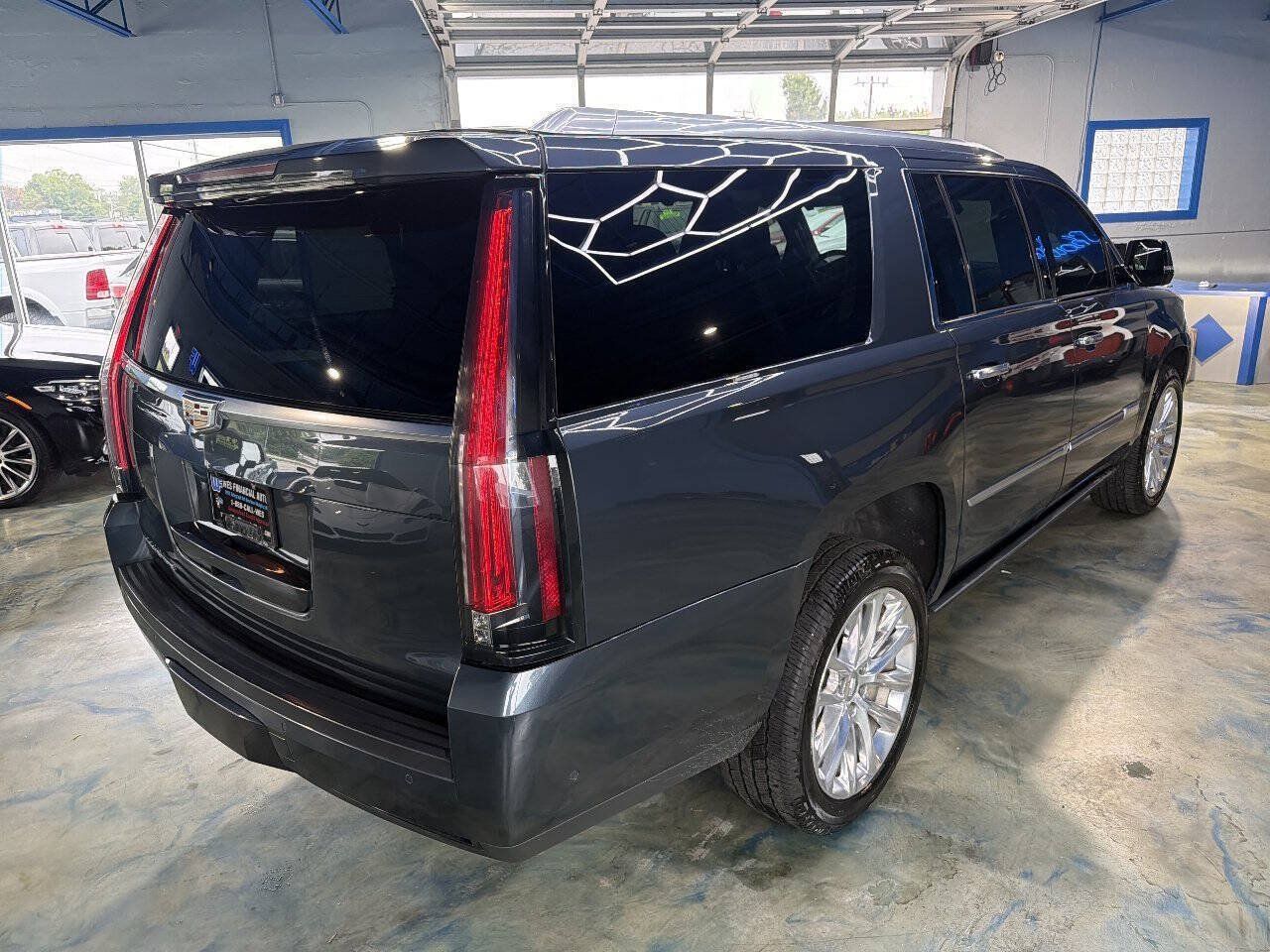 Used 2020 Cadillac Escalade ESV Premium Luxury AWD/4WD image 9