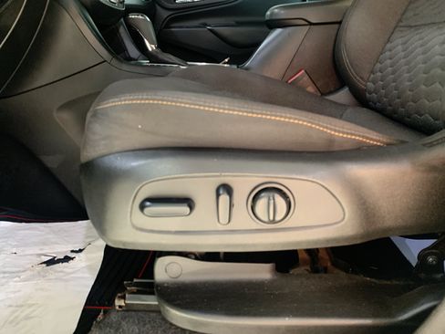 Used 2020 Chevrolet Equinox LT FWD image 12