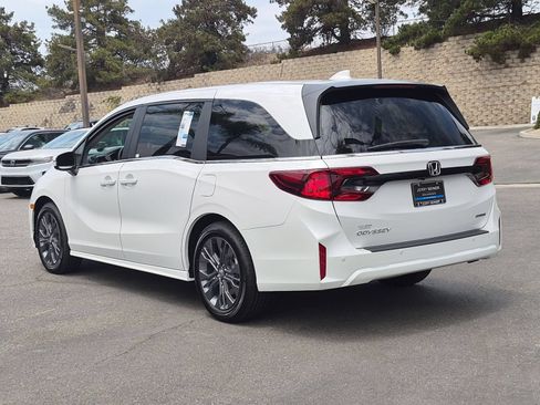 New 2026 Honda Odyssey Touring image 9
