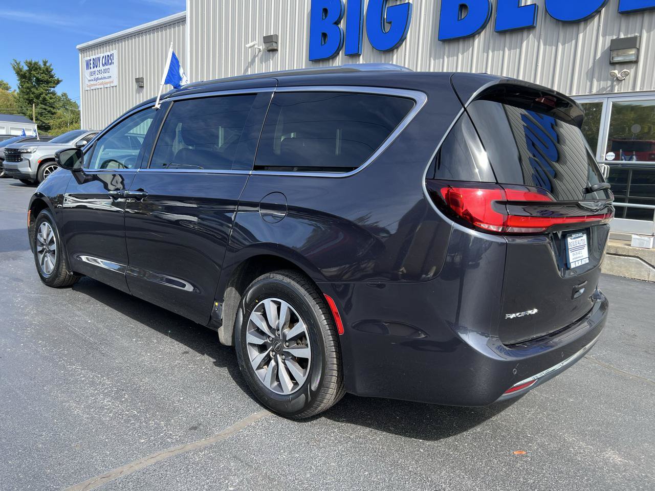 Used 2021 Chrysler Pacifica Touring-L FWD image 3