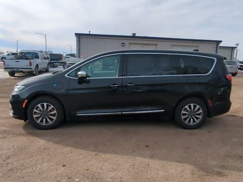 Used 2023 Chrysler Pacifica Limited image 13