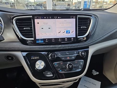 Used 2023 Chrysler Pacifica Touring-L FWD image 12