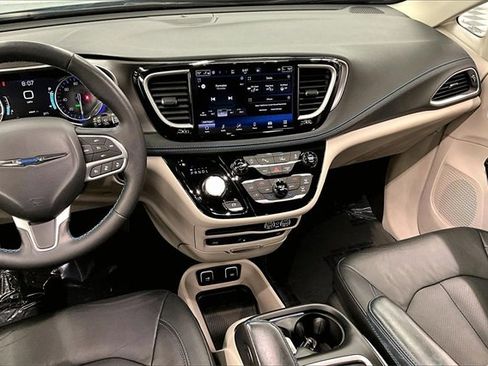 Used 2021 Chrysler Pacifica Touring-L w/ Uconnect Theater Family Group image 6