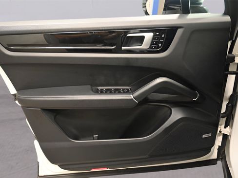 Used 2019 Porsche Cayenne S w/ Premium Package AWD/4WD image 9