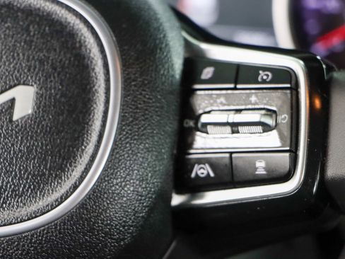 Used 2024 Kia Carnival EX image 14