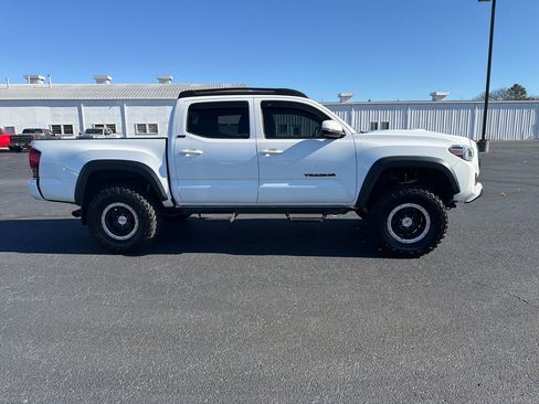Used 2016 Toyota Tacoma SR5 image 2
