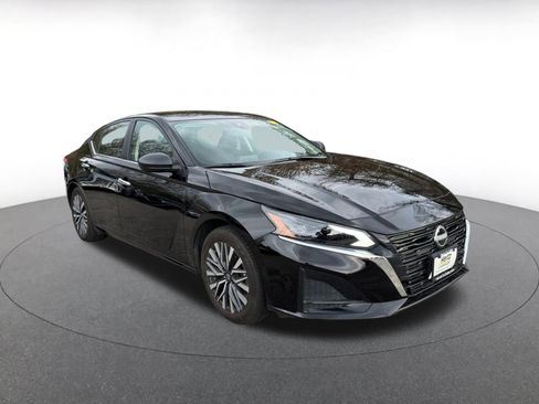 Used 2025 Nissan Altima 2.5 SV image 1