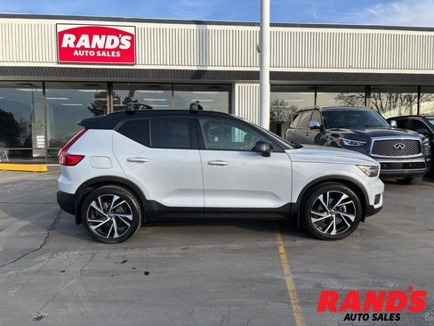 Used 2021 Volvo XC40 T5 R-Design image 1