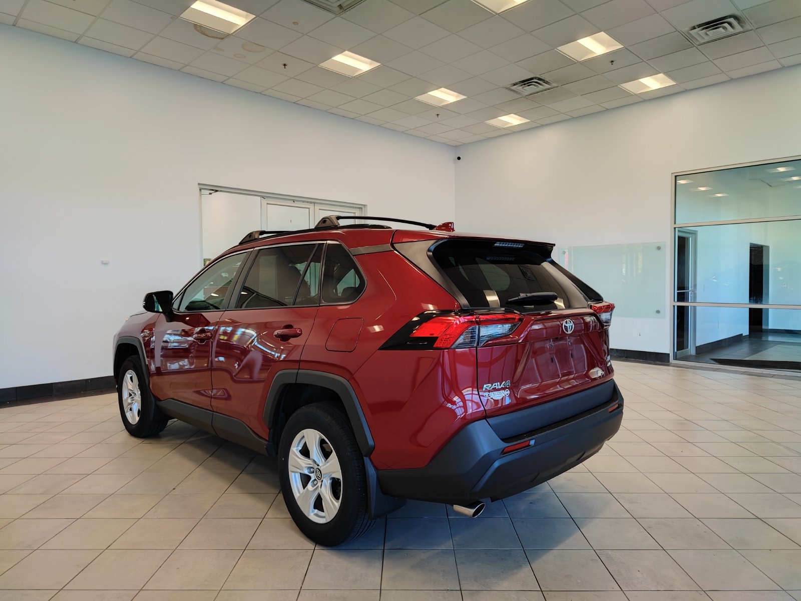 Used 2021 Toyota RAV4 XLE AWD/4WD image 5