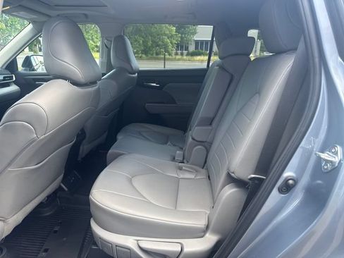 Used 2022 Toyota Highlander XLE AWD/4WD image 24