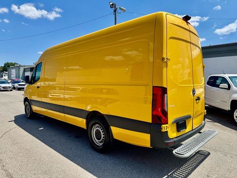 Used 2021 Mercedes-Benz Sprinter 2500 image 4