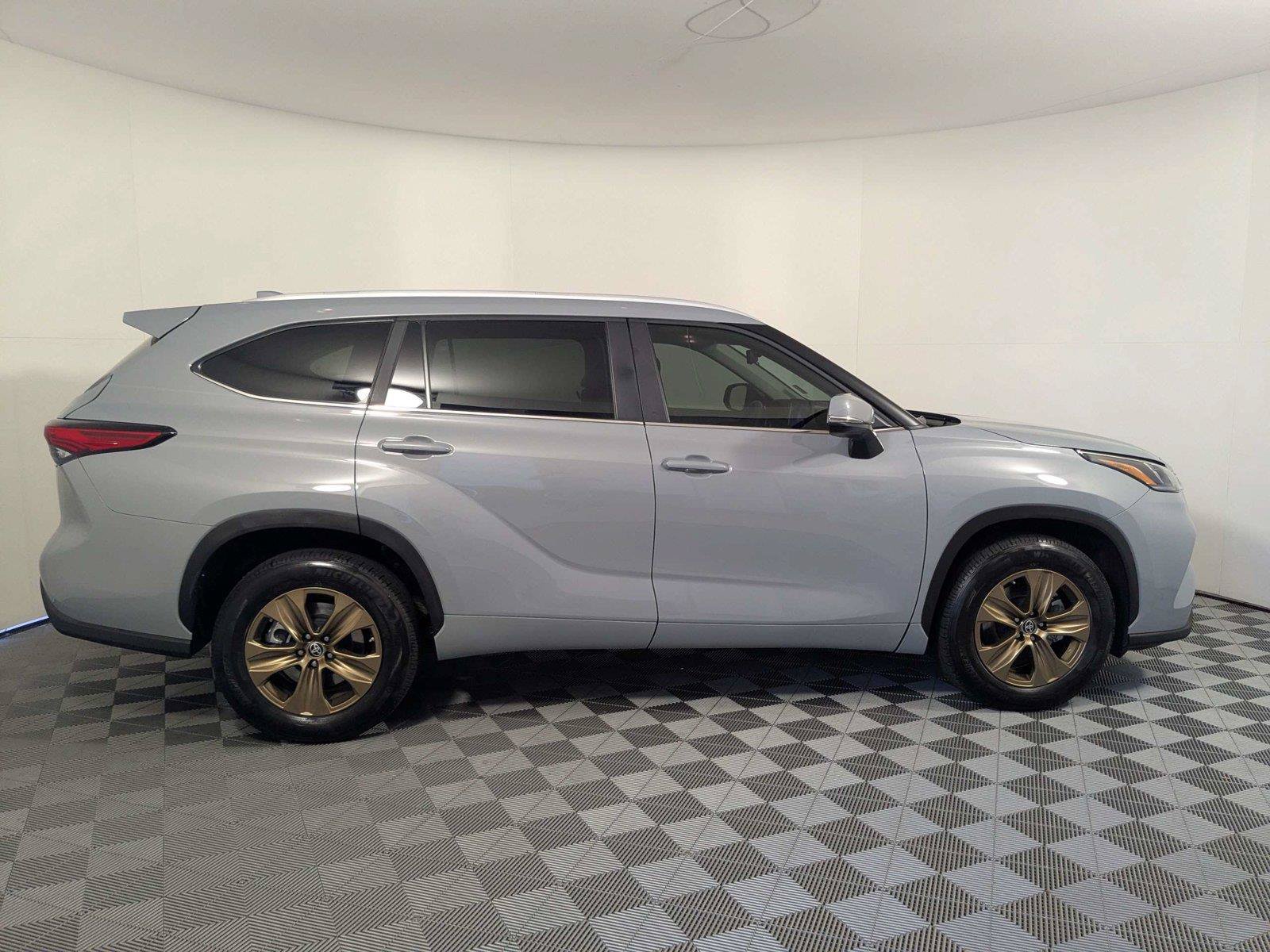 Used 2023 Toyota Highlander Bronze Edition FWD image 3