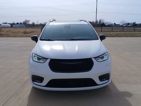 Used 2025 Chrysler Pacifica Limited image 11