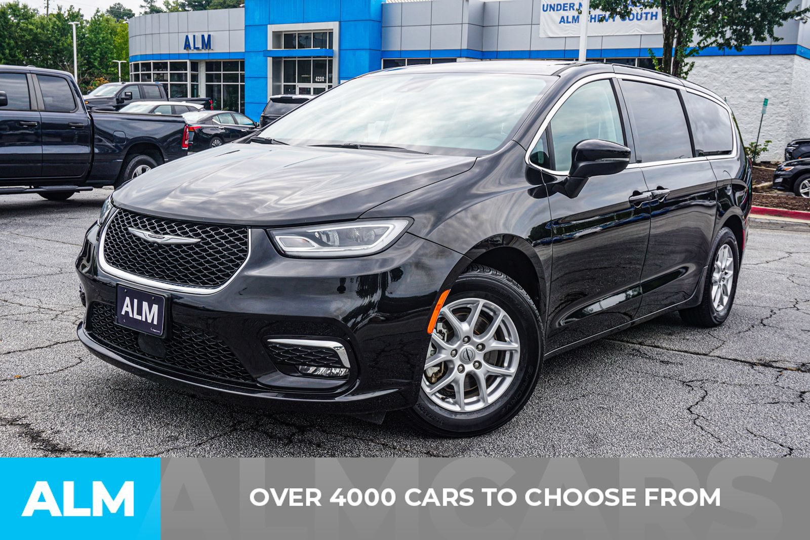 Used 2023 Chrysler Pacifica Touring-L FWD image 2