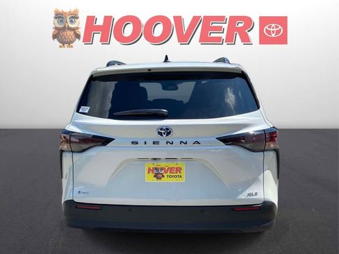 Used 2025 Toyota Sienna XLE FWD image 3