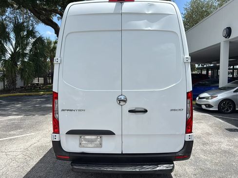 Used 2021 Freightliner Sprinter 2500 RWD image 4
