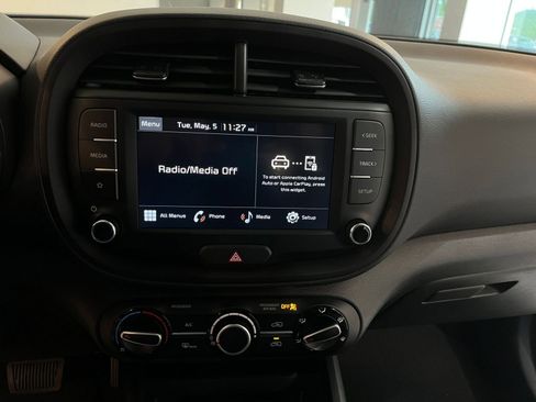 Used 2025 Kia Soul LX w/ LX Technology Package FWD image 17