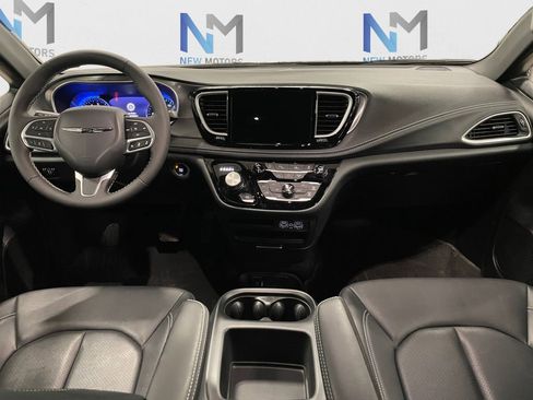 Used 2025 Chrysler Pacifica Select AWD/4WD image 10
