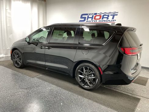 New 2025 Chrysler Pacifica Limited image 3