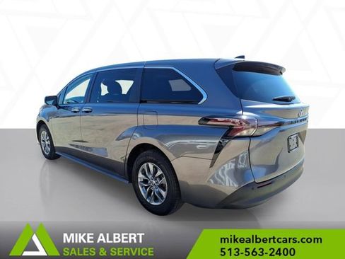 Used 2023 Toyota Sienna XLE image 5