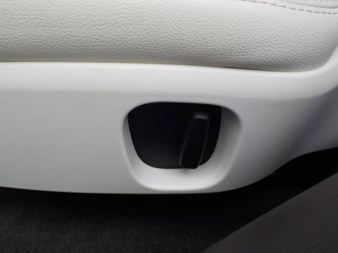 Used 2017 Land Rover Discovery HSE image 35