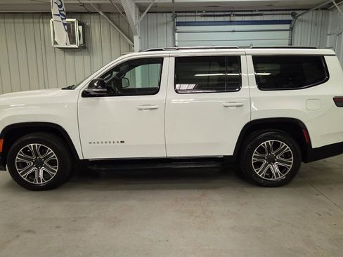 Used 2024 Jeep Wagoneer Series II w/ Flexible Seating Group image 3