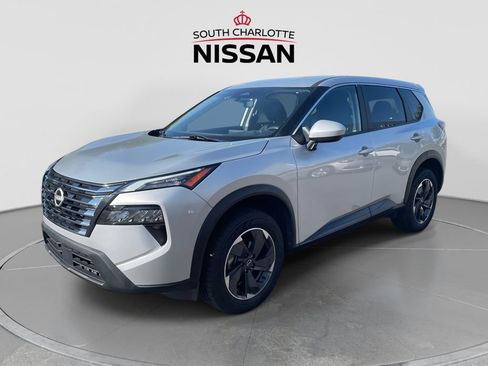 Used 2024 Nissan Rogue SV AWD/4WD image 3