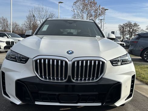 New 2026 BMW X5 xDrive50e w/ M Sport Package image 3