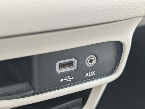 Used 2017 Chrysler Pacifica Touring FWD image 23